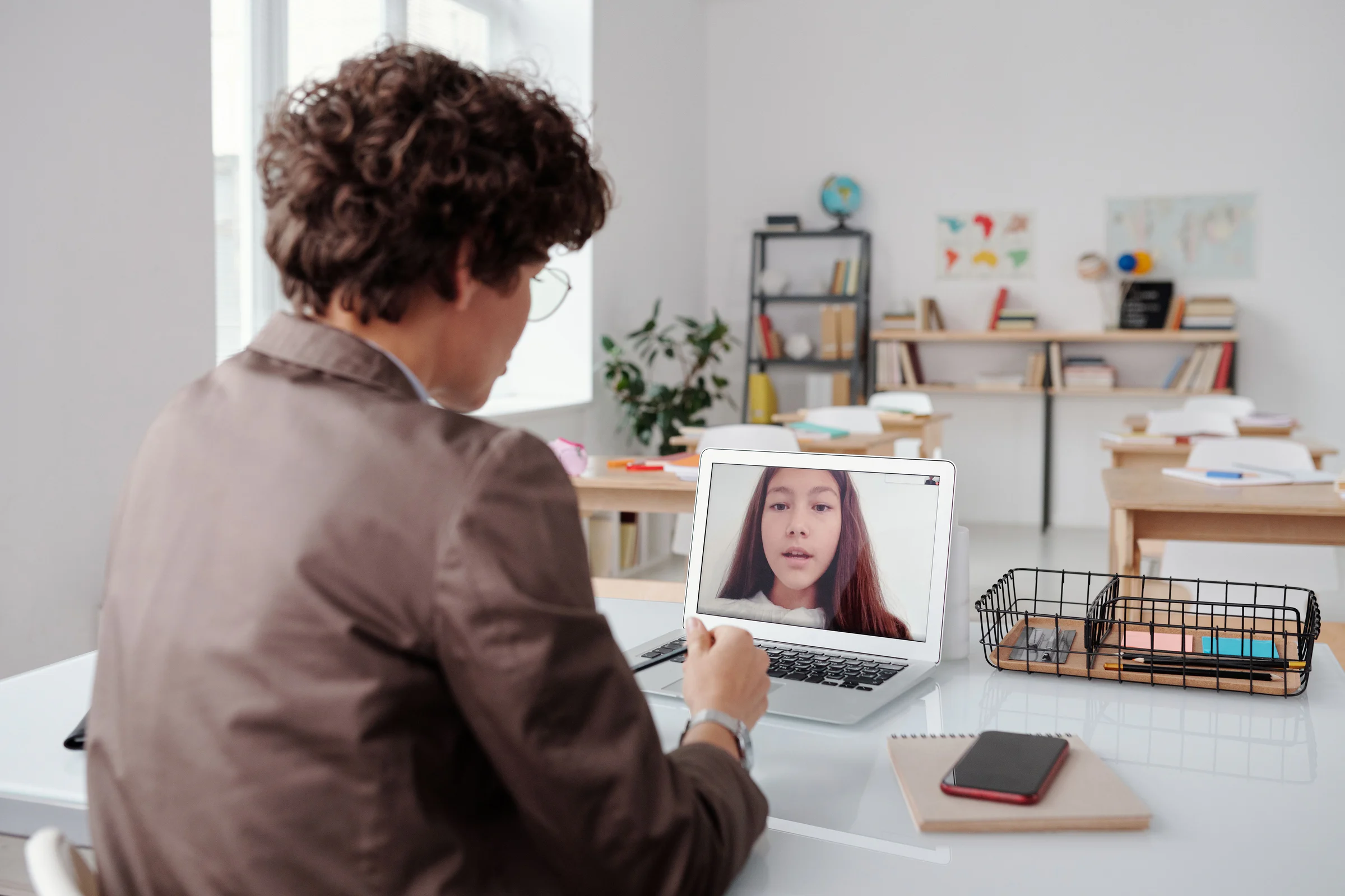 Claude for Teachers Ra Mắt: Anthropic Đưa Claude Code Và Cowork Vào Công Việc Của Giáo Viên 2 Giáo viên thực hiện lớp học trực tuyến trên máy tính, minh họa công việc giảng dạy có AI hỗ trợ.