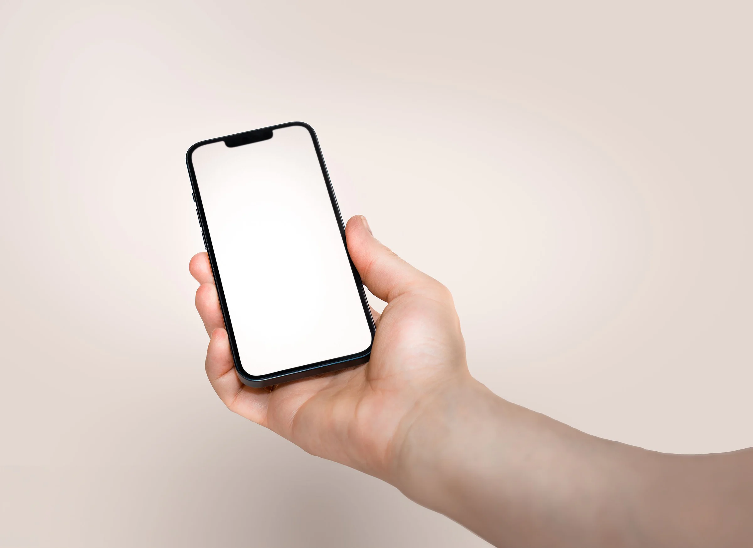 Apple Kiện OpenAI: Cuộc Chiến Bí Mật Thương Mại Có Thể Làm Chậm Thiết Bị AI Của Jony Ive 1 Một người cầm thiết bị thông minh có màn hình trống, minh họa ý tưởng thiết bị AI tiêu dùng mới.