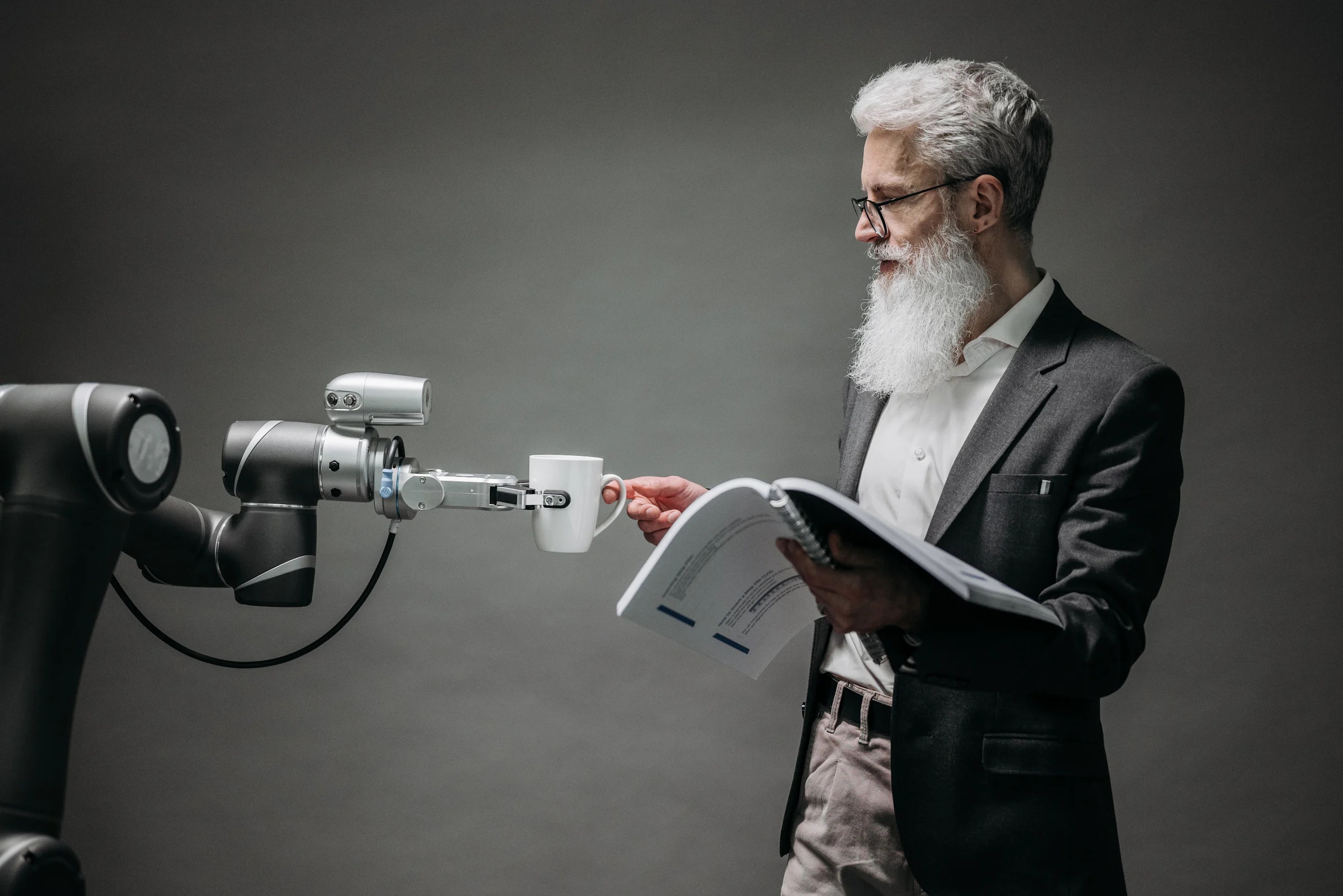 Chuyên gia làm việc cùng cánh tay robot, minh họa quy trình cộng tác giữa con người và AI.