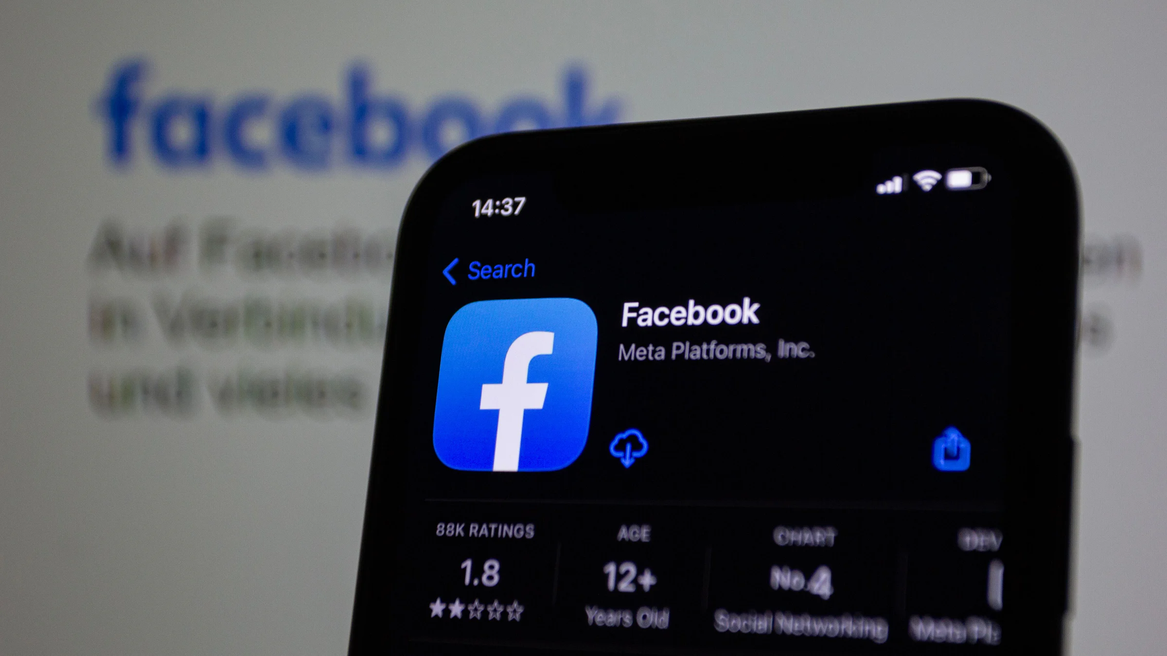 Ứng dụng Facebook hiển thị trên điện thoại thông minh, minh họa sự cố truy cập và đăng nhập.