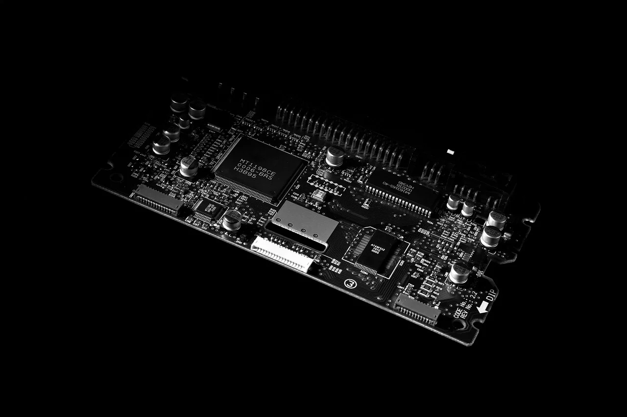 Apple Kiện OpenAI: Cuộc Chiến Bí Mật Thương Mại Có Thể Làm Chậm Thiết Bị AI Của Jony Ive 2 Bảng mạch điện tử với các linh kiện và đường dẫn tín hiệu, minh họa quá trình phát triển phần cứng AI.