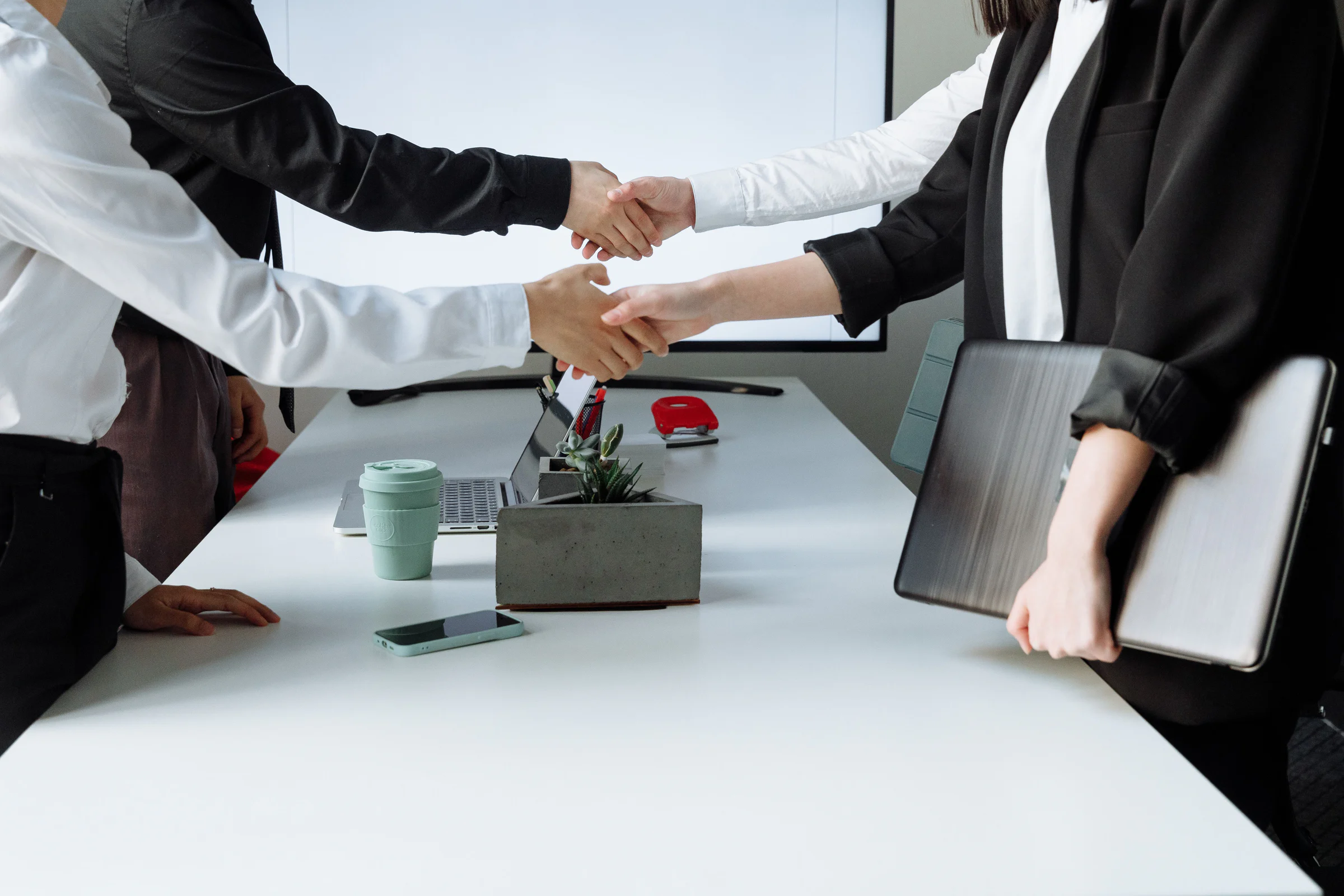 Các chuyên gia bắt tay trong cuộc họp, minh họa uy tín, hợp tác và vốn xã hội