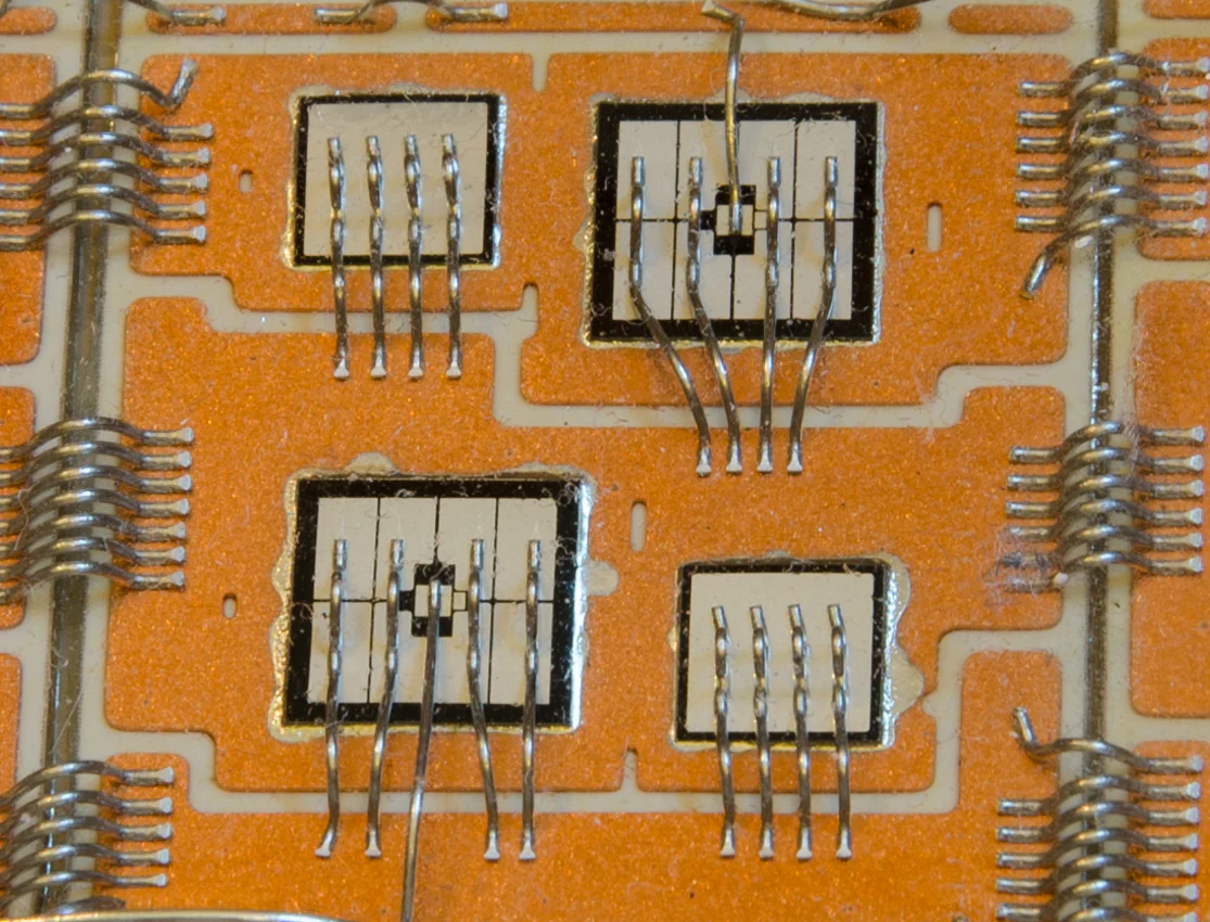 Cận cảnh mô-đun bán dẫn công suất IGBT dùng để minh họa điện tử công suất trên xe điện