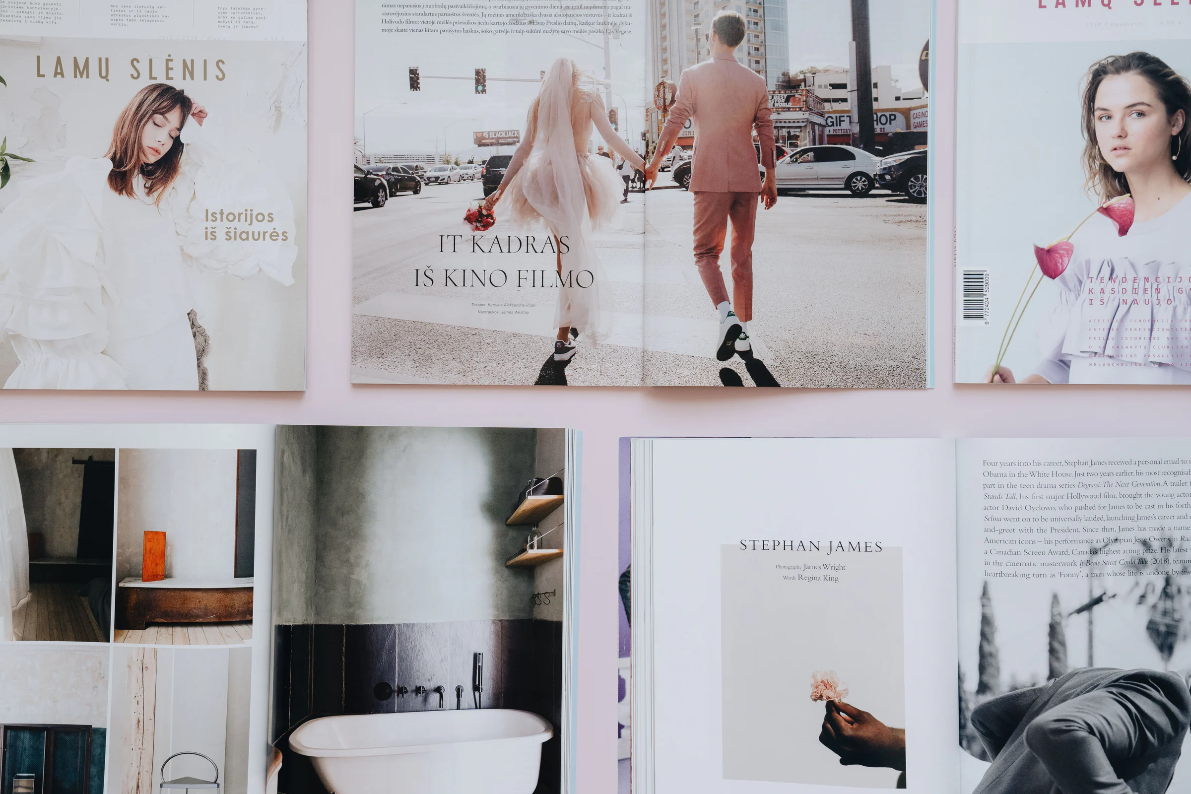 Các trang tạp chí mở với bố cục editorial và kiểu chữ serif, minh họa ứng dụng Playfair Display và Merriweather.