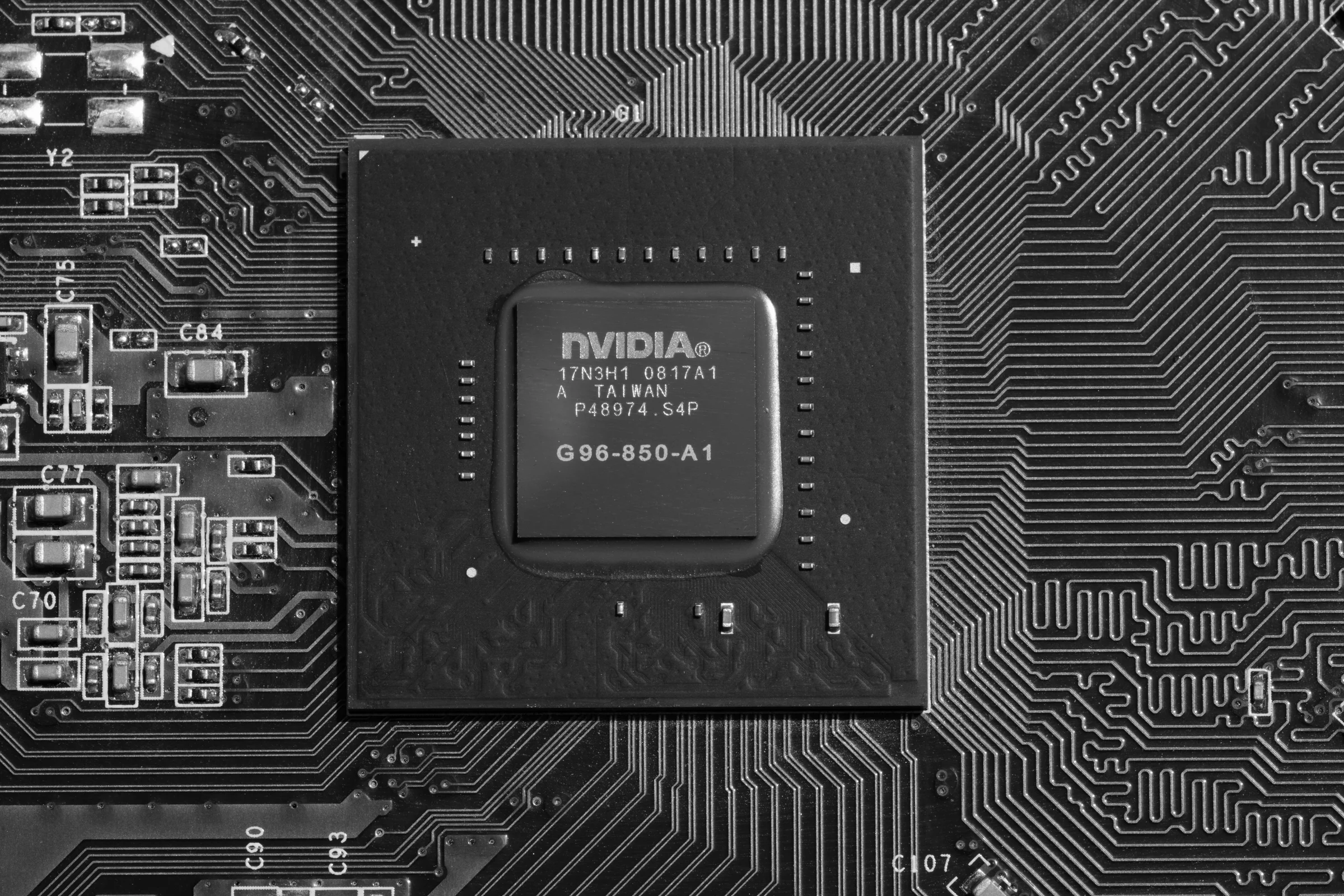 Ảnh chụp thực tế một card đồ họa NVIDIA dùng để tăng tốc suy luận mô hình AI cục bộ.