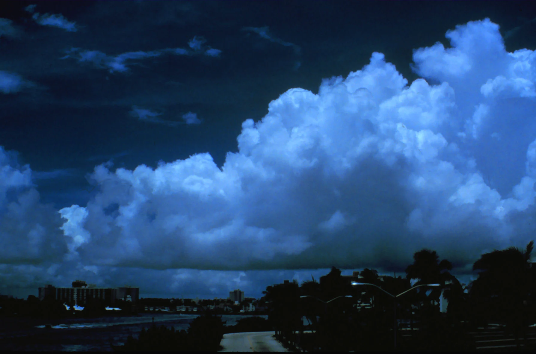 Khối mây cumulus xanh trắng với nhiều cụm lồi chồng lên nhau
