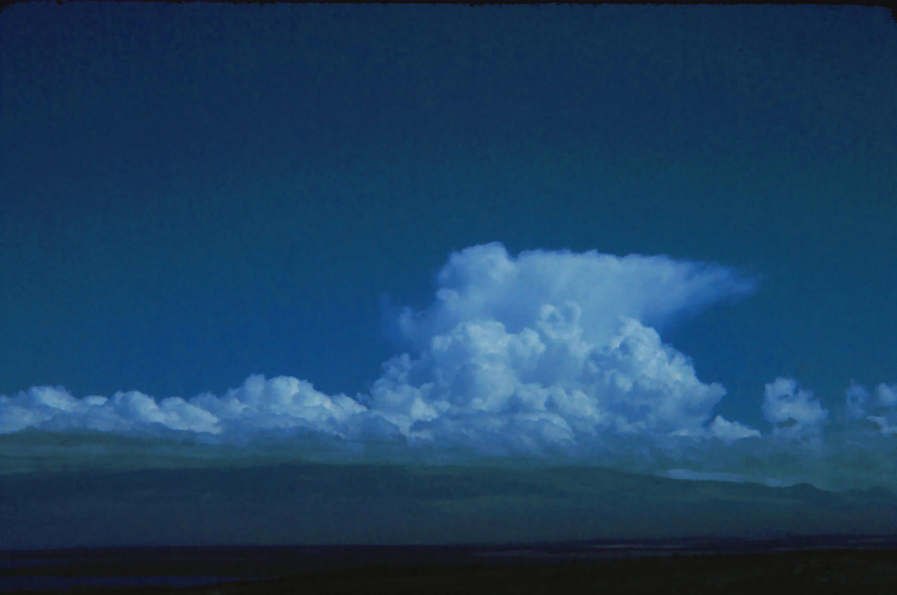 Mây cumulonimbus có đỉnh anvil và các khối cumulus đang phát triển