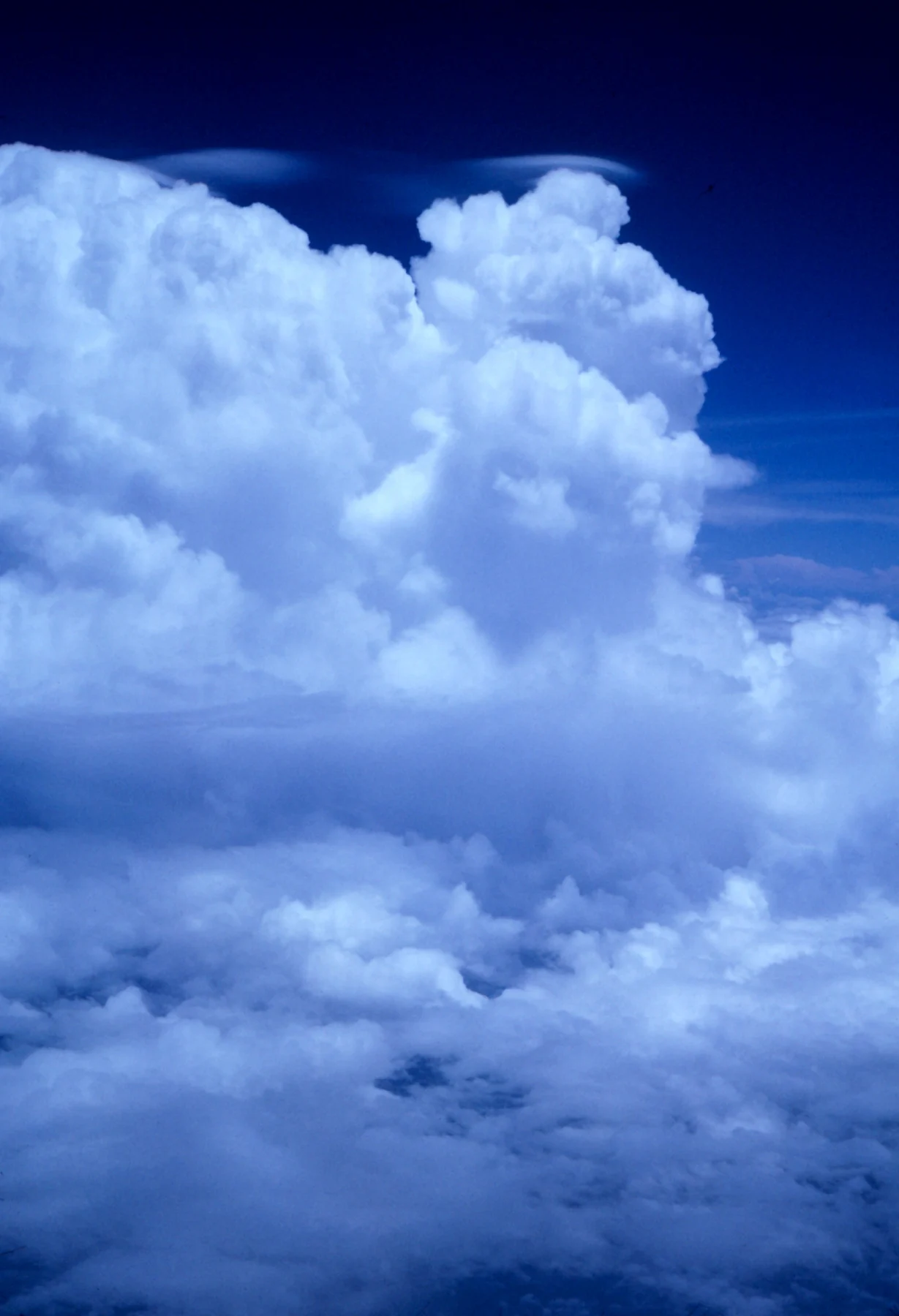 Các đỉnh cumulonimbus và mây pileus nhìn từ máy bay