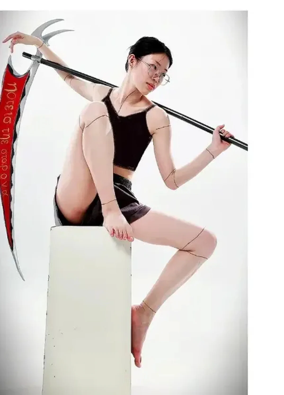 Ảnh người mẫu tham chiếu cho pose ngồi cầm vũ khí, dùng để đối chiếu trọng tâm, chân co, cánh tay và hướng của đạo cụ.