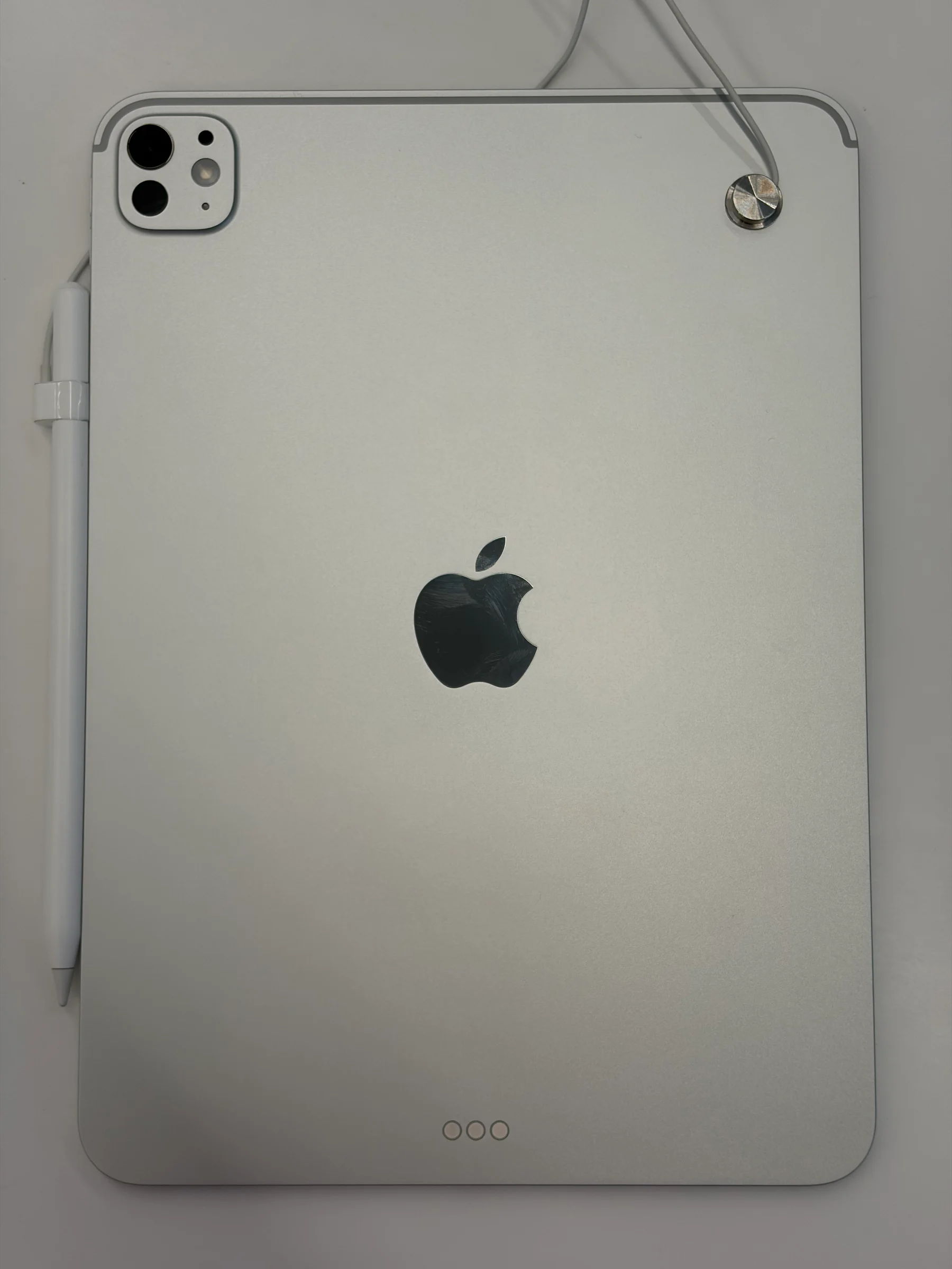 iPad Pro 11 inch đặt cạnh Apple Pencil Pro trên mặt bàn