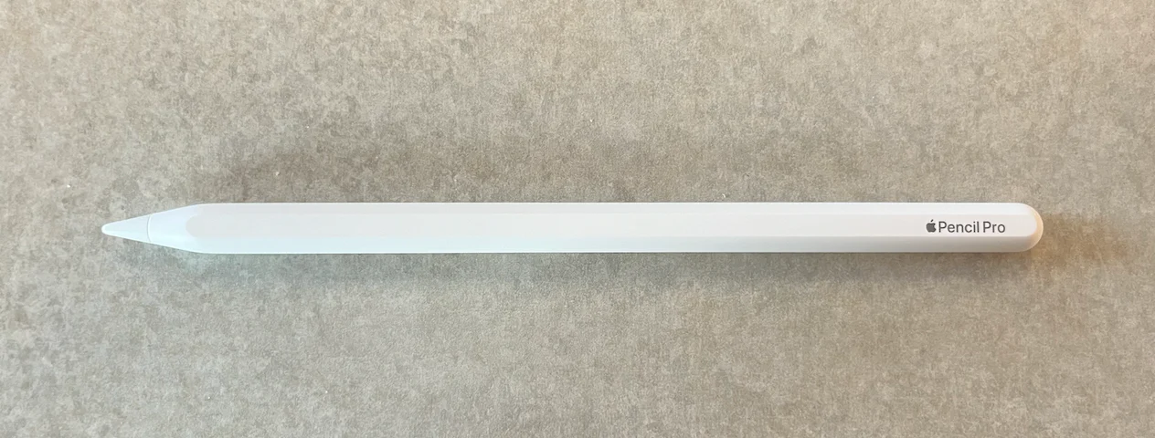 Cận cảnh thân Apple Pencil Pro với mặt phẳng và dòng chữ Pencil Pro