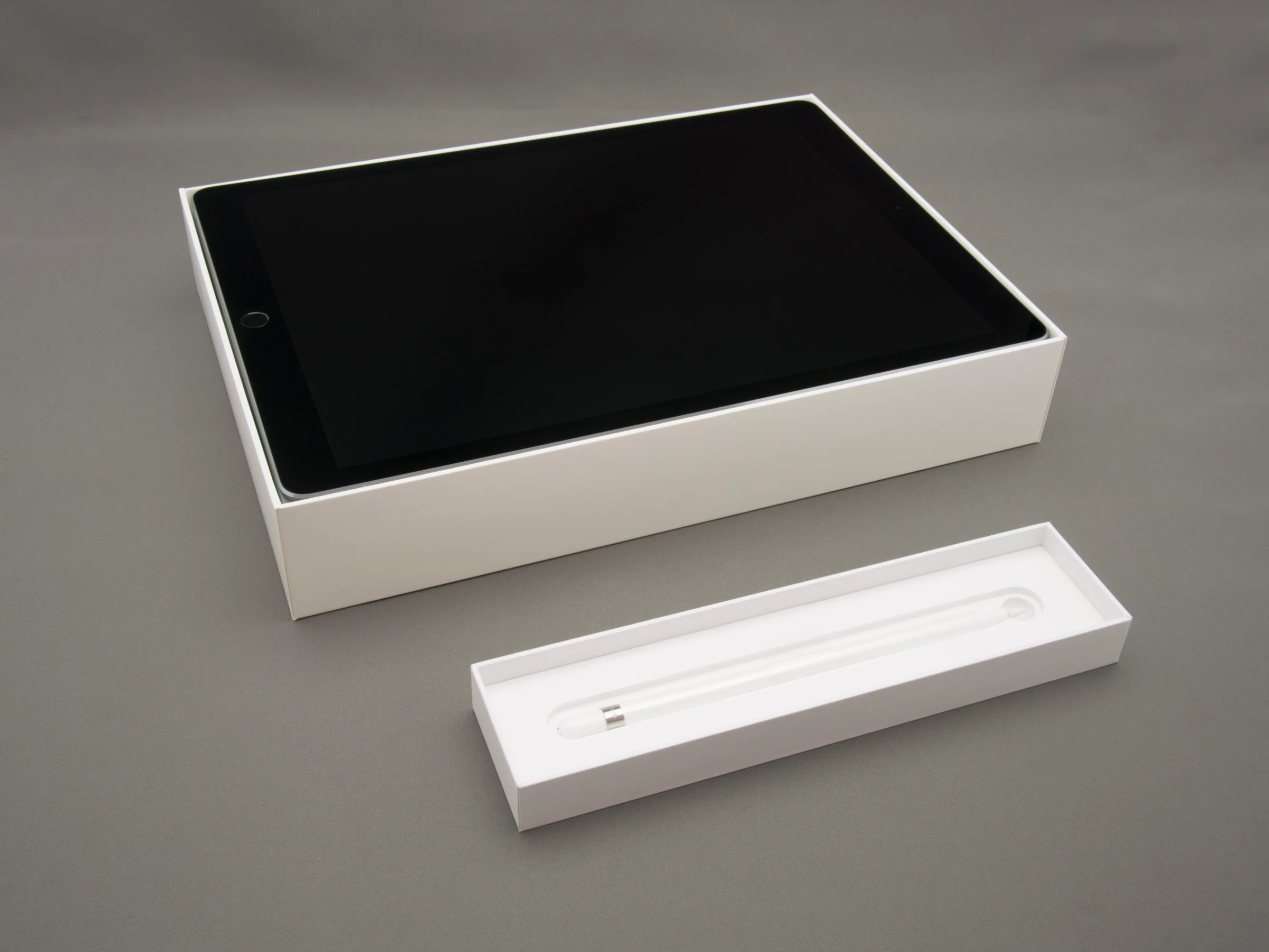 iPad Pro và Apple Pencil được đặt trong hai hộp sản phẩm mở nắp