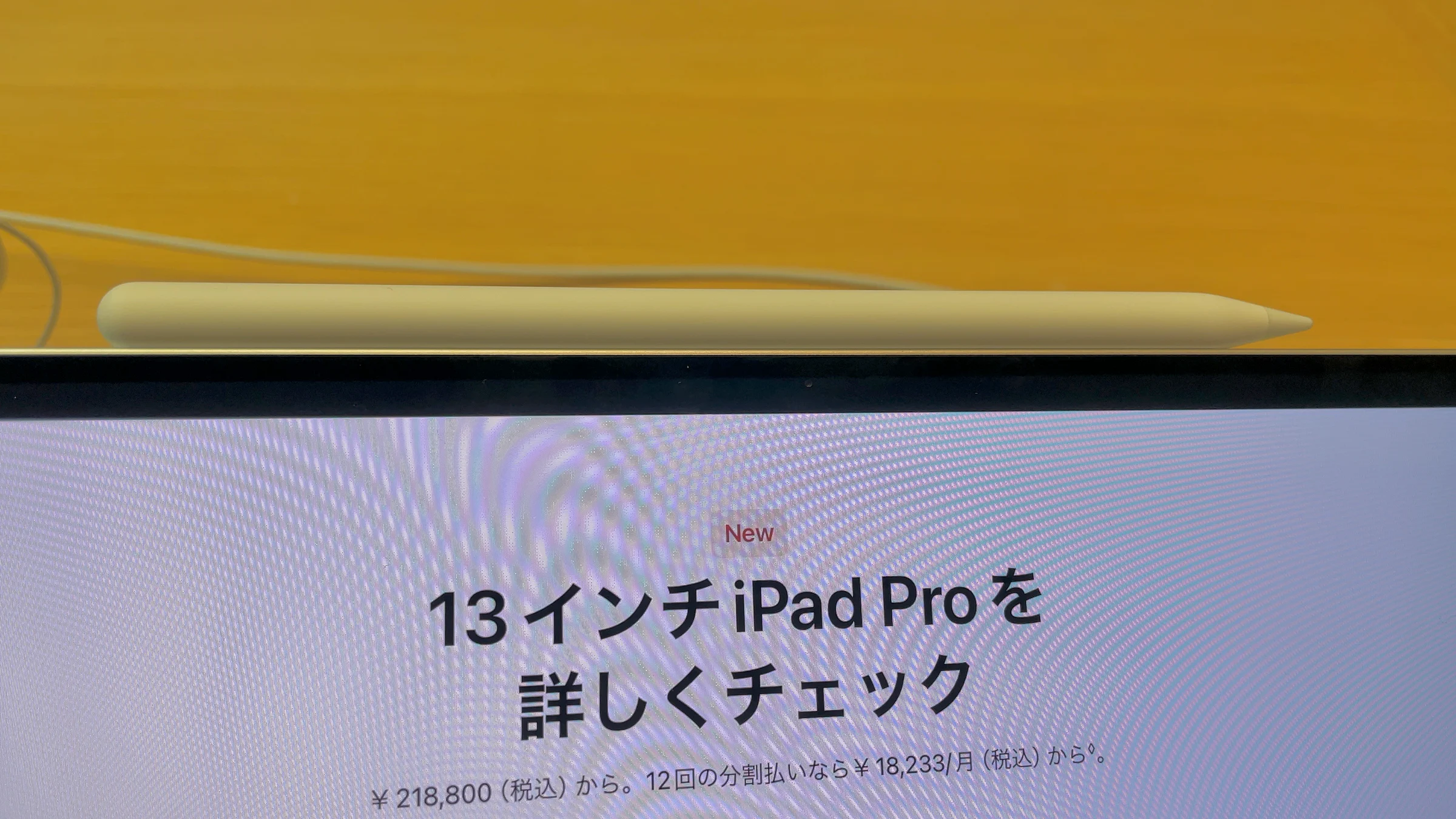Cạnh trên iPad Pro M4 với Apple Pencil được gắn từ tính sát thân máy