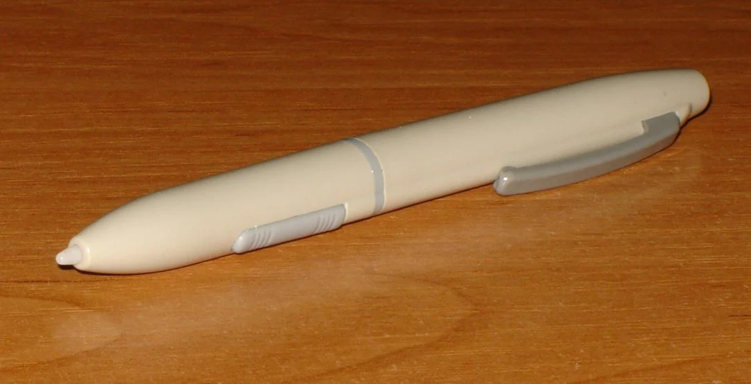 Bút stylus được đặt trên bảng vẽ đồ họa