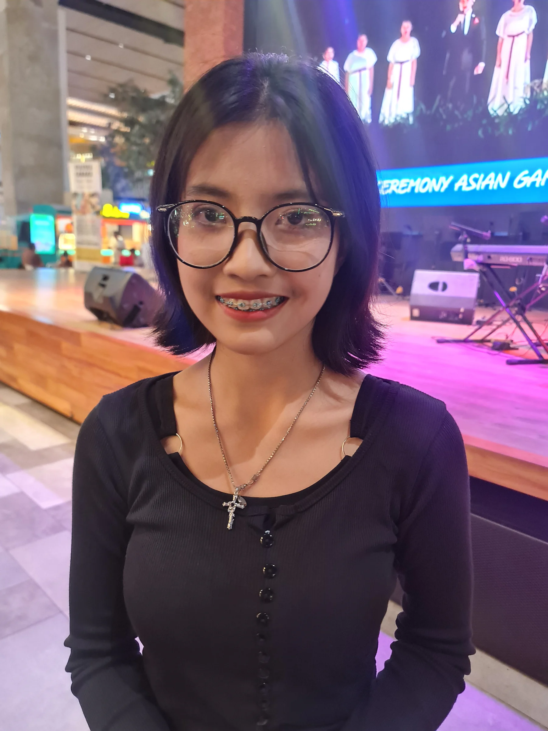 Một phụ nữ trẻ đang đeo kính, minh họa trạng thái duy trì với 戴着眼镜