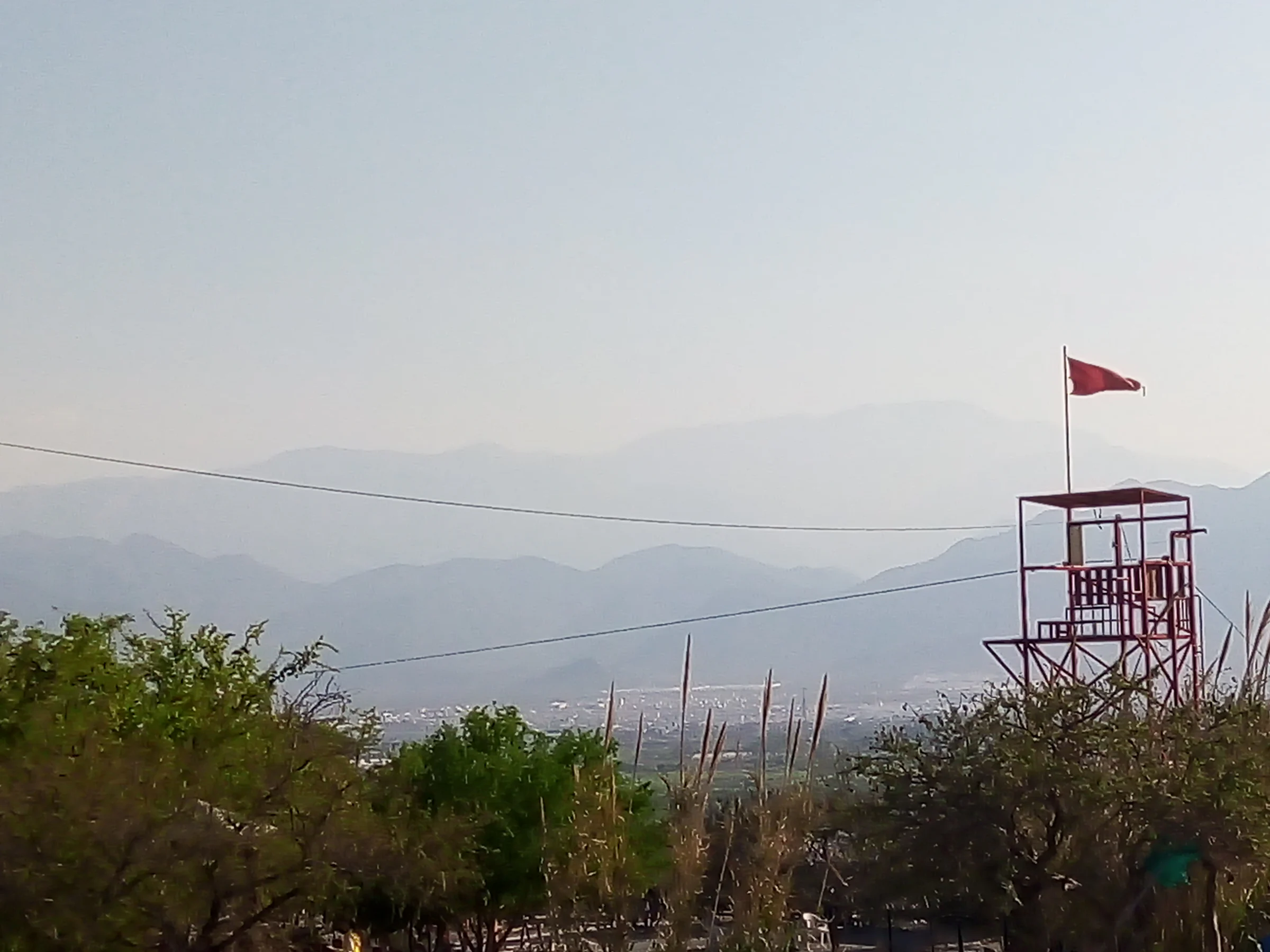 Dãy núi bị haze che phủ khiến chi tiết và màu sắc suy giảm mạnh