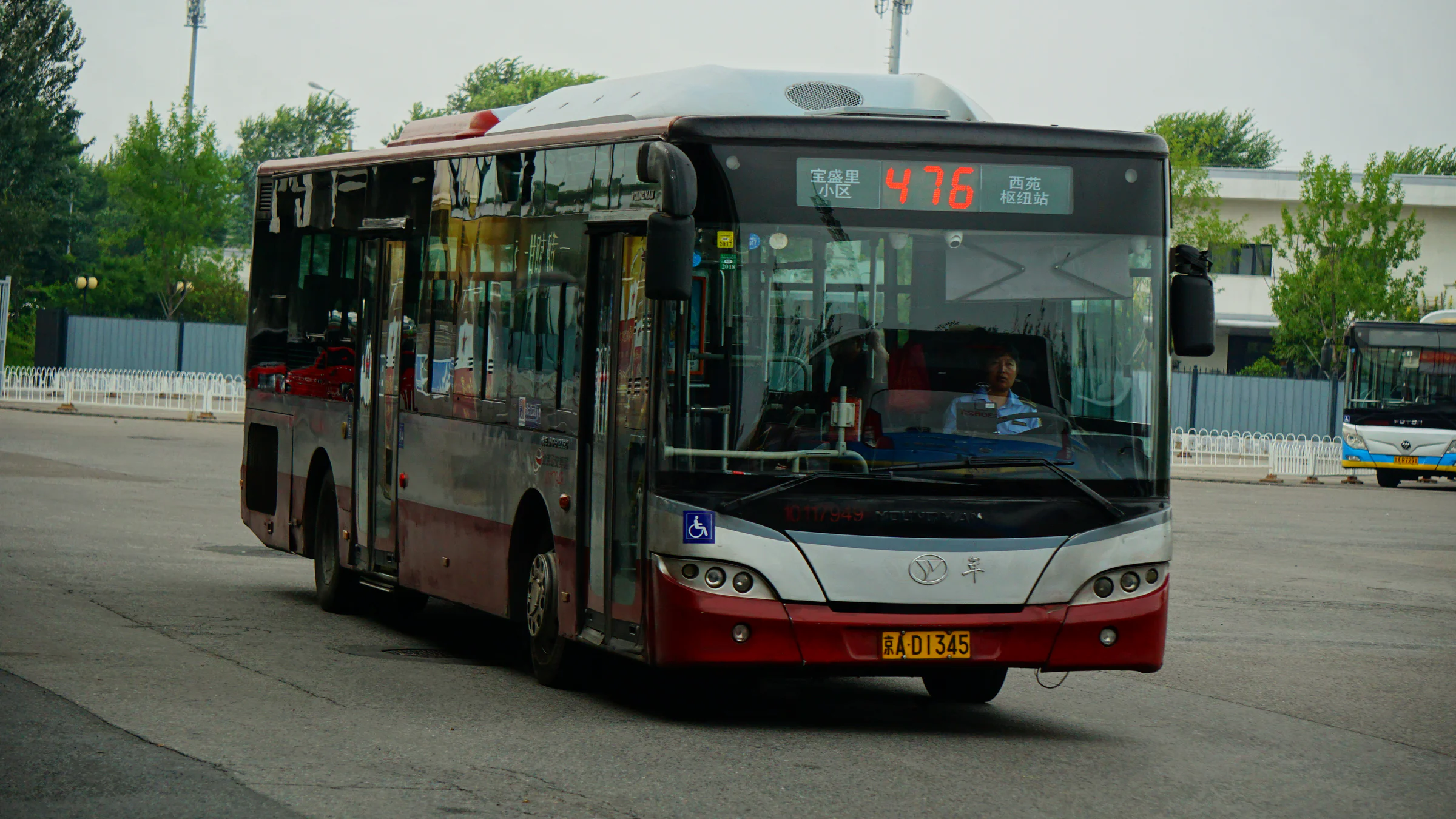 Xe buýt tuyến 476 tại Bắc Kinh minh họa từ vựng HSK 1 về đi lại