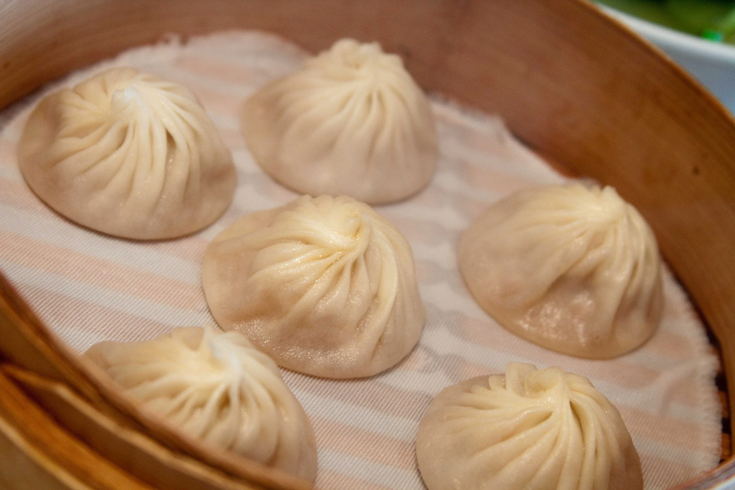 Sáu chiếc tiểu long bao trong xửng tre để luyện cách gọi món và số lượng