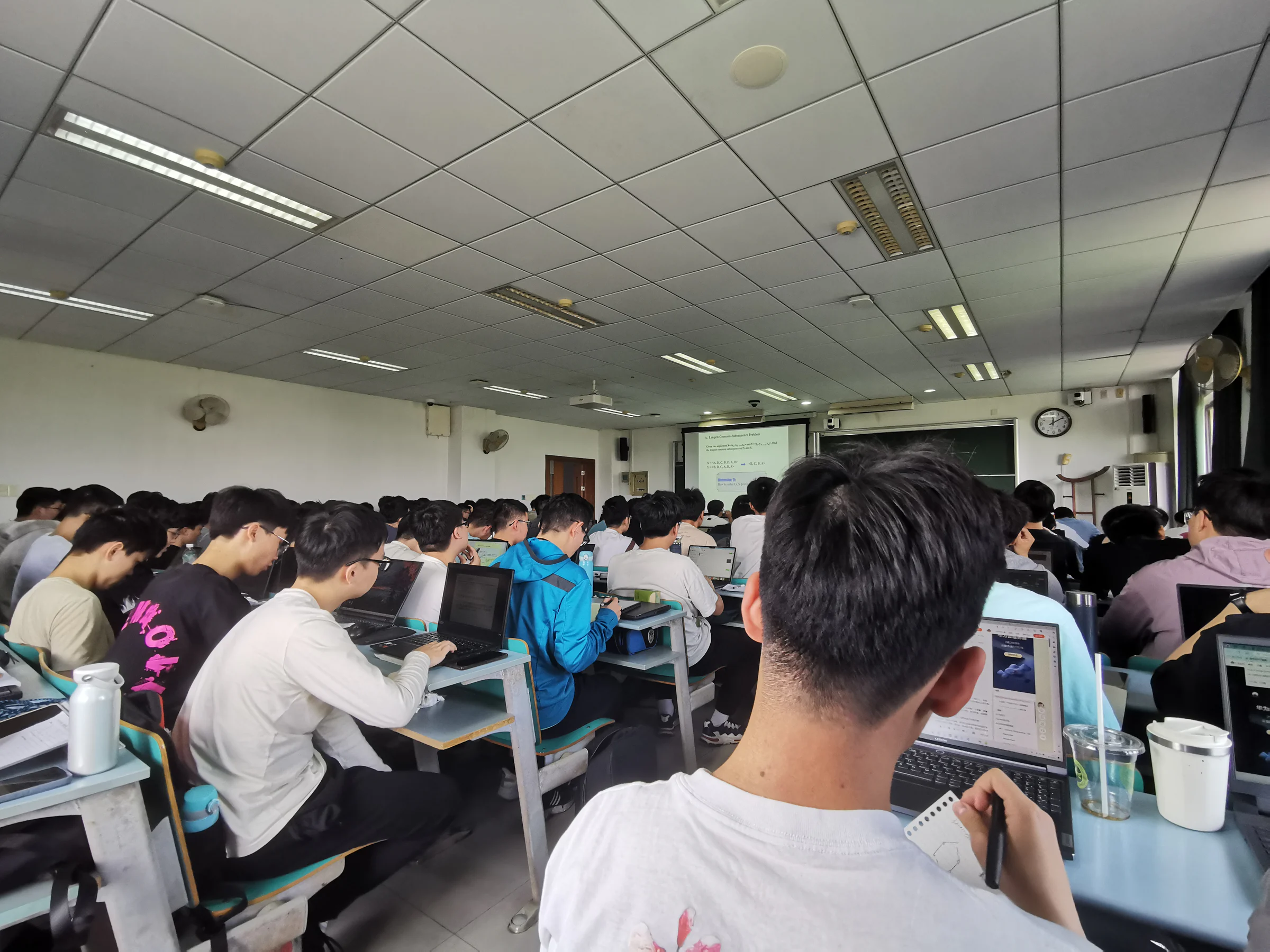 Sinh viên trong một lớp học tại Đại học Chiết Giang