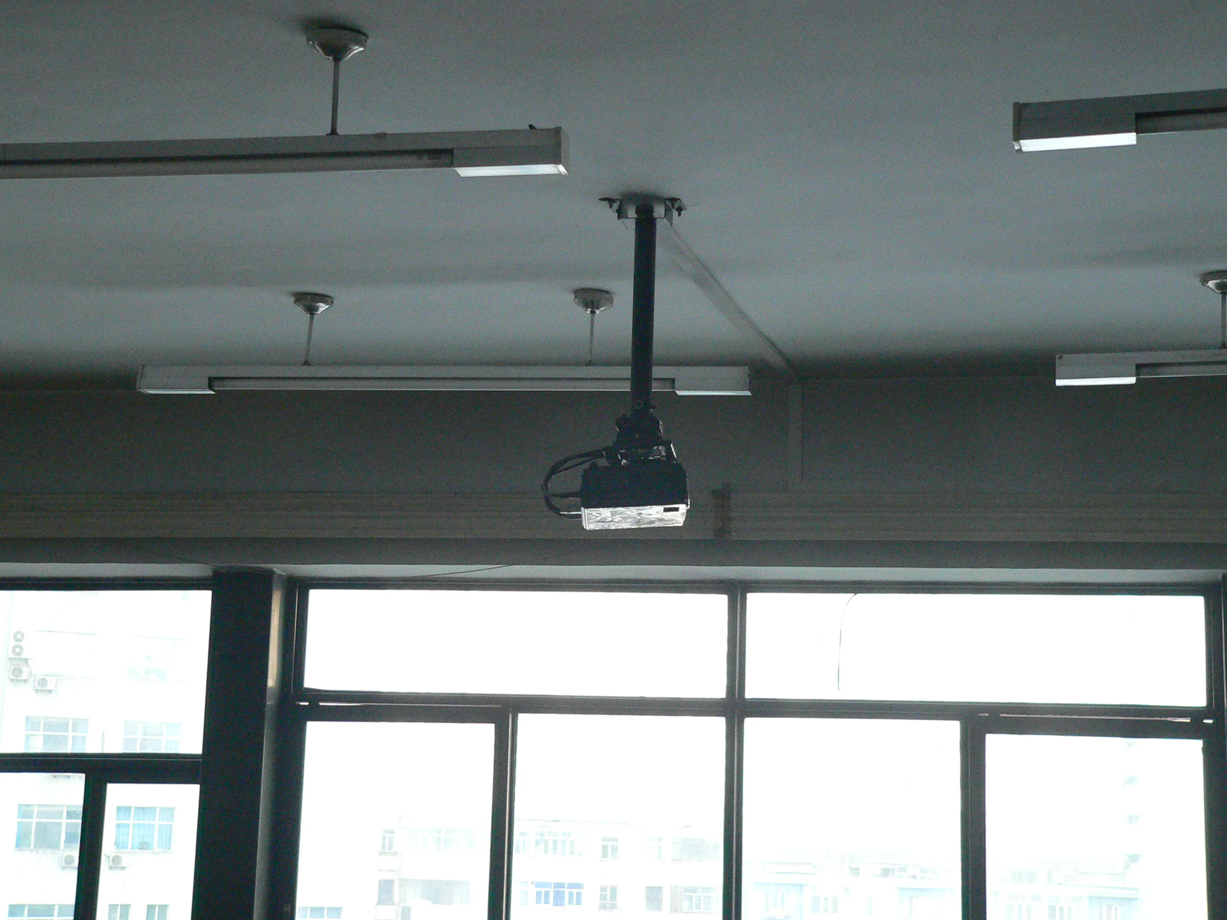 Máy chiếu trong lớp học tại trường trung học số 1 Urumqi