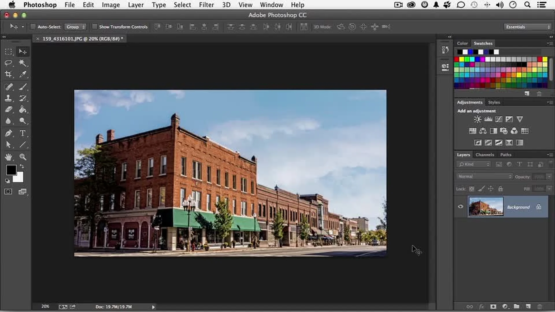 Giao diện Photoshop trong tutorial Adobe minh họa việc dựng các lưới phối cảnh trên hai mặt của tòa nhà.