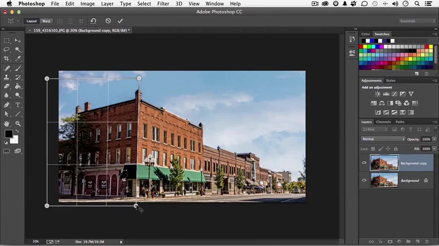 Photoshop hiển thị khung biến đổi của ảnh kiến trúc trước khi tinh chỉnh Perspective Warp.